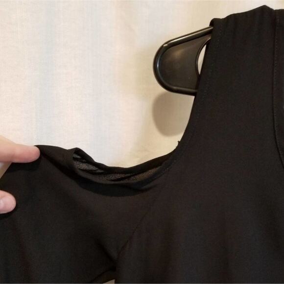 Southern Divas BLACK crocheted lace cold shoulder tunic size medium - Picture 3 of 6